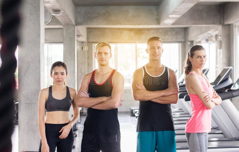 Grupp av motiverat mångfaldfolk, attraktivt sportigt ungt tonårigt vänligt lag, spännande realitet arkivfoton Grupp av motiverat mångfaldfolk, attraktivt sportigt ungt tonårigt vänligt lag, spännande realitet arkivfoton