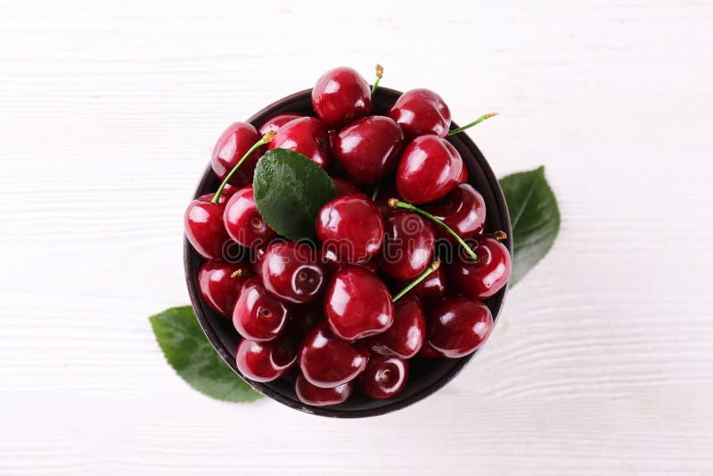 Grupp av nya organiska söta körsbär på texturerad bakgrund r Det sunda n?ringsrika strikt vegetarianmellanm?let som ?r r?tt banta royaltyfria bilder Grupp av nya organiska söta körsbär på texturerad bakgrund r Det sunda n?ringsrika strikt vegetarianmellanm?let som ?r r?tt banta royaltyfria bilder