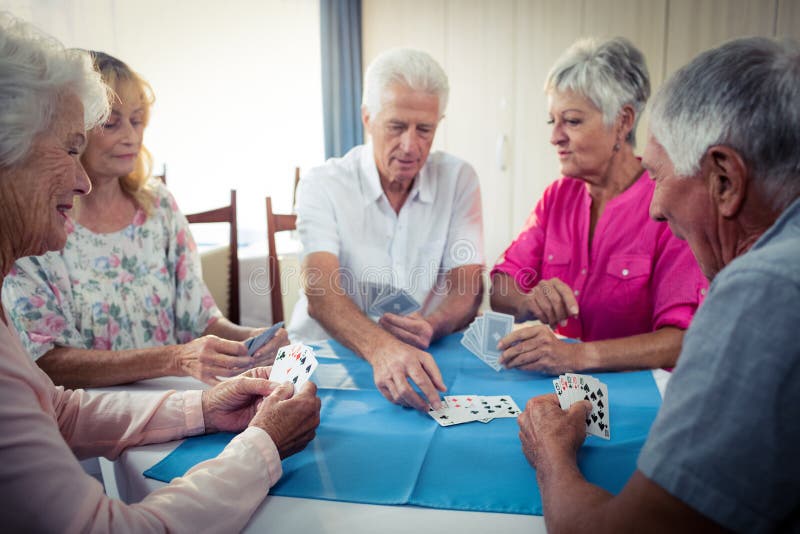 Grupp av pensionärer som spelar kort arkivfoton Grupp av pensionärer som spelar kort arkivfoton
