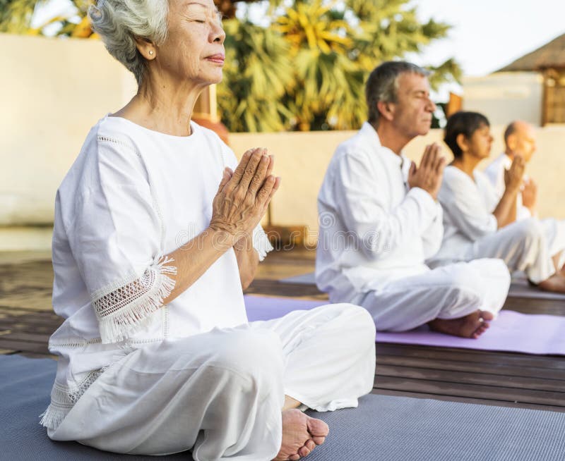 Grupp av pensionärer som öva yoga i morgonen royaltyfria foton Grupp av pensionärer som öva yoga i morgonen royaltyfria foton
