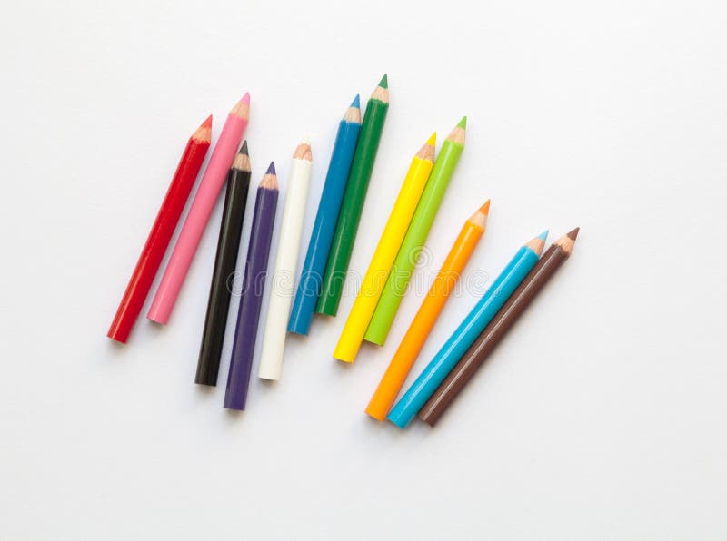Grupp av rolig kortkort färgade blyertspennor som isoleras på vit Flerfärgad grupp av träblyertspennor