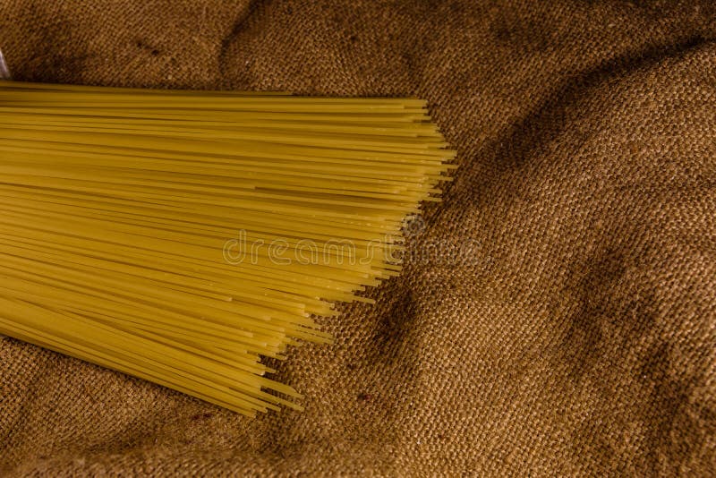 Grupp av spagetti på säckväv Top beskådar arkivbild Grupp av spagetti på säckväv Top beskådar arkivbild