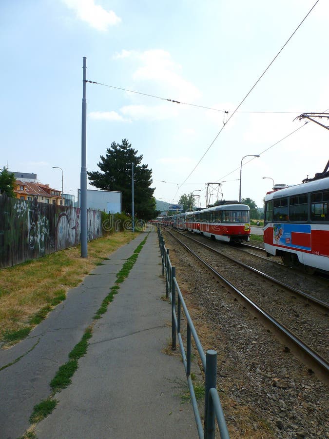 Grupp av spårvagnar som står i en trafikstockning arkivbild Grupp av spårvagnar som står i en trafikstockning arkivbild