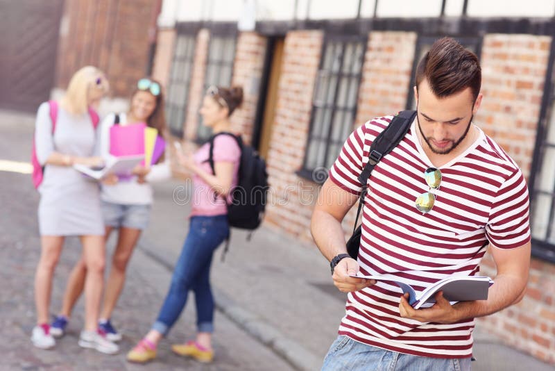 Grupp av studenter i universitetsområdet arkivfoto