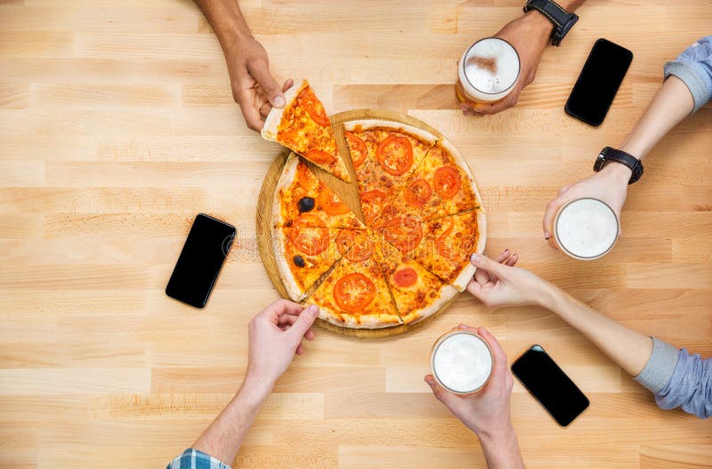 Grupp av studenter som tillsammans möter och äter pizza