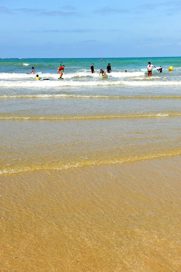 Grupp av surfare som lär på stranden, Cadiz, Spanien