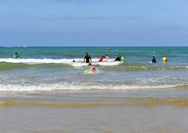 Grupp av surfare som lär på stranden, Cadiz, Spanien