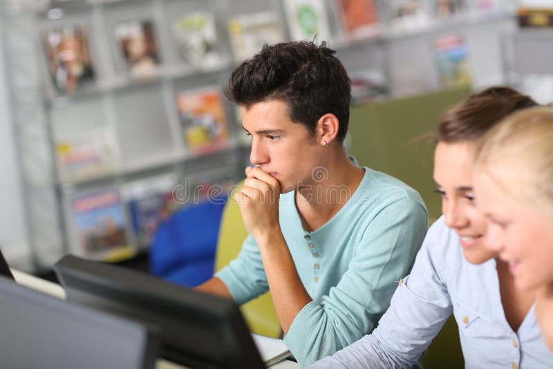 Grupp av tonåringar på skolan royaltyfria bilder Grupp av tonåringar på skolan royaltyfria bilder