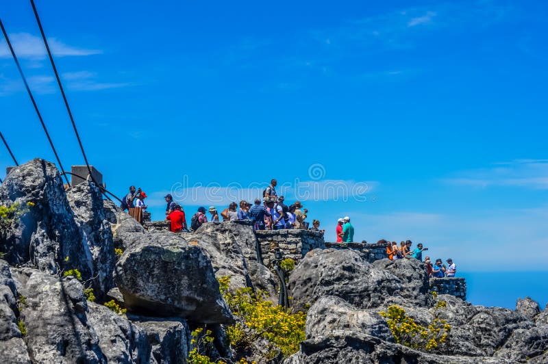 Grupp av turister i uddestad på tabellberget i Sydafrika royaltyfria foton Grupp av turister i uddestad på tabellberget i Sydafrika royaltyfria foton