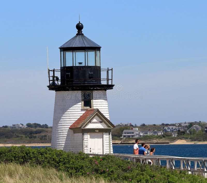 Grupp av turister på den Brant Point fyren på den Nantucket ön, Massachusetts royaltyfria foton Grupp av turister på den Brant Point fyren på den Nantucket ön, Massachusetts royaltyfria foton