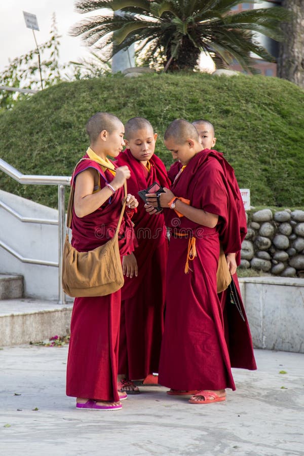Grupp av unga buddistiska munkar i Katmandu royaltyfri bild Grupp av unga buddistiska munkar i Katmandu royaltyfri bild