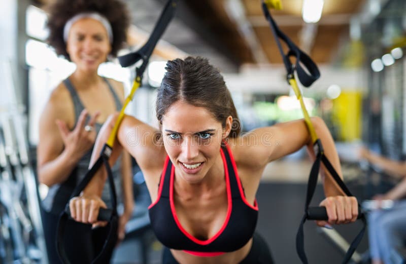 Grupp av unga 'fit people'-vänner som gör gymnastikövningar för att förbli friska. idrott. royaltyfri fotografi