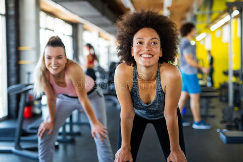 Grupp av unga 'fit people'-vänner som gör gymnastikövningar för att förbli friska. idrott. arkivfoton