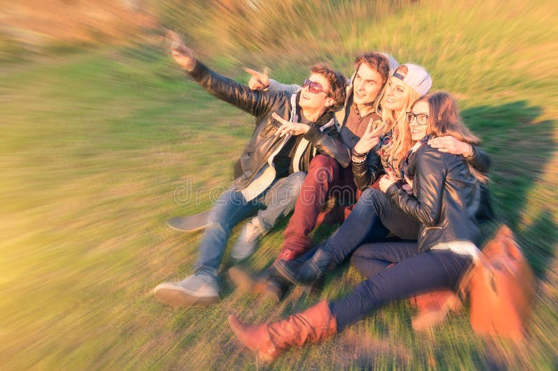 Grupp av unga hipsterbästa vän som utomhus tar en selfie arkivfoton Grupp av unga hipsterbästa vän som utomhus tar en selfie arkivfoton