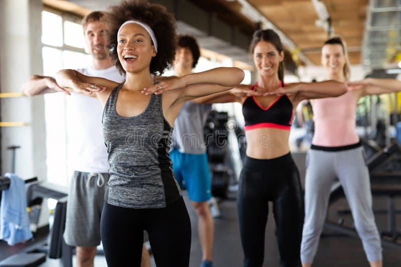 Grupp av unga vänner som leker och utövar idrott på gym. människor tränar ut ett begrepp för arbete. royaltyfria foton
