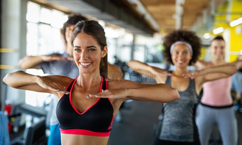 Grupp av unga vänner som leker och utövar idrott på gym. människor tränar ut ett begrepp för arbete. royaltyfri fotografi