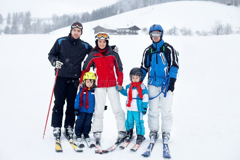 Grupp av ungt härligt folk, vuxna människor och ungar som skidar royaltyfri foto Grupp av ungt härligt folk, vuxna människor och ungar som skidar royaltyfri foto