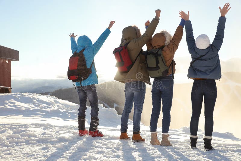 Grupp av upphetsade vänner med ryggsäckar som tycker om bergsikt under semester arkivfoton Grupp av upphetsade vänner med ryggsäckar som tycker om bergsikt under semester arkivfoton