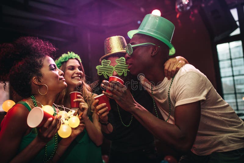 Grupp av vänner som firar dag för St Patrick ` s på stången royaltyfria foton Grupp av vänner som firar dag för St Patrick ` s på stången royaltyfria foton