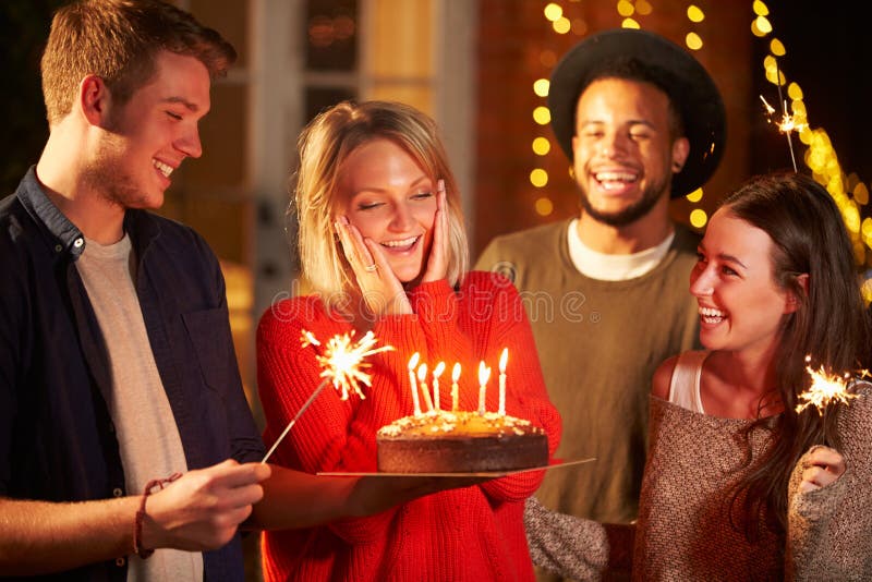 Grupp av vänner som firar födelsedag på det utomhus- partiet fotografering för bildbyråer Grupp av vänner som firar födelsedag på det utomhus- partiet fotografering för bildbyråer