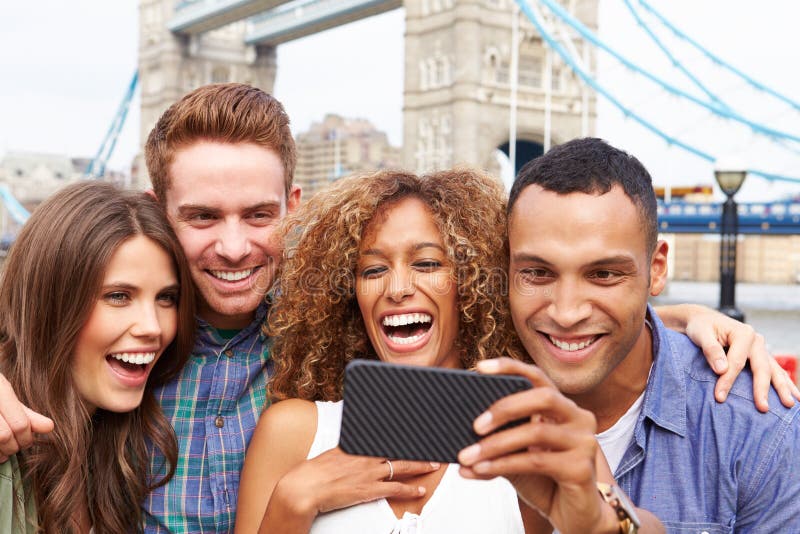 Grupp av vänner som tar Selfie vid tornbron i London royaltyfri fotografi Grupp av vänner som tar Selfie vid tornbron i London royaltyfri fotografi