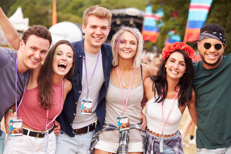 Grupp av vänner som ut tillsammans hänger på en musikfestival
