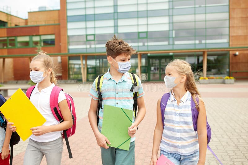 Grupp grundskolelärare i masker royaltyfri bild
