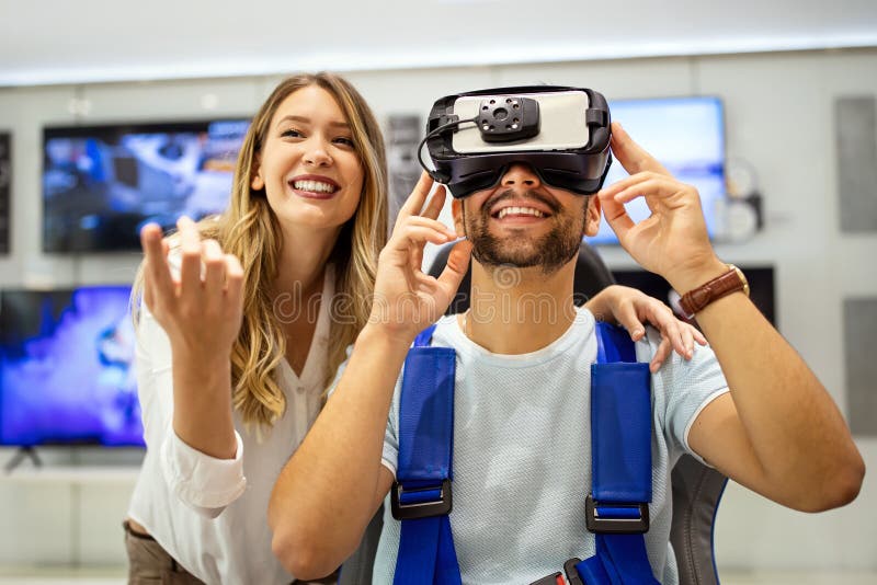Grupp med personer som använder den virtuella verklighetshuvudet vid utställningsshow. simuleringskoncept för vr-teknik arkivfoton