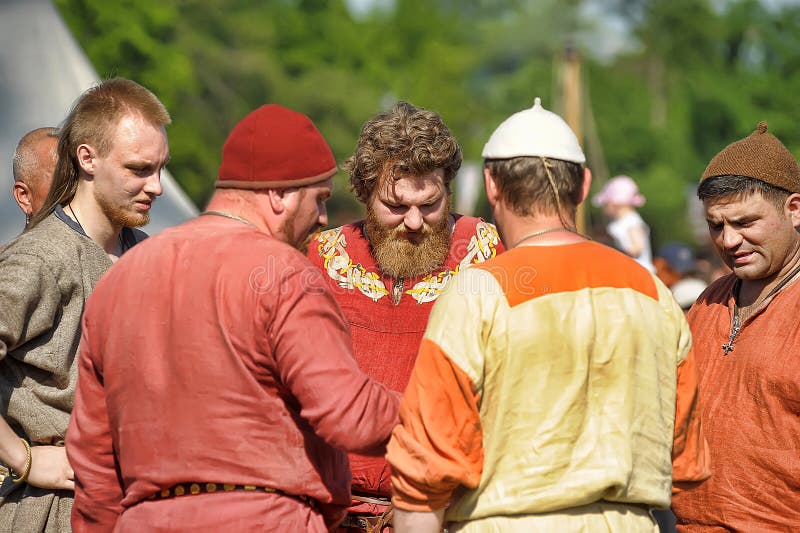 Grupp människor i den medeltida klänningen Viking royaltyfria foton Grupp människor i den medeltida klänningen Viking royaltyfria foton