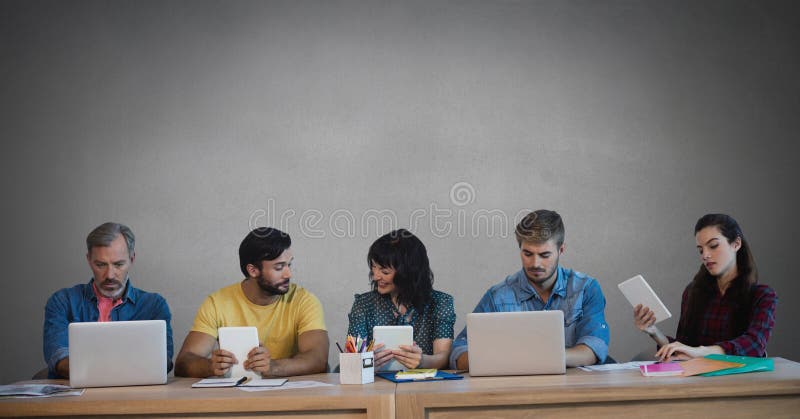 Grupp människor på apparater framme av grå bakgrund stock illustrationer Grupp människor på apparater framme av grå bakgrund stock illustrationer