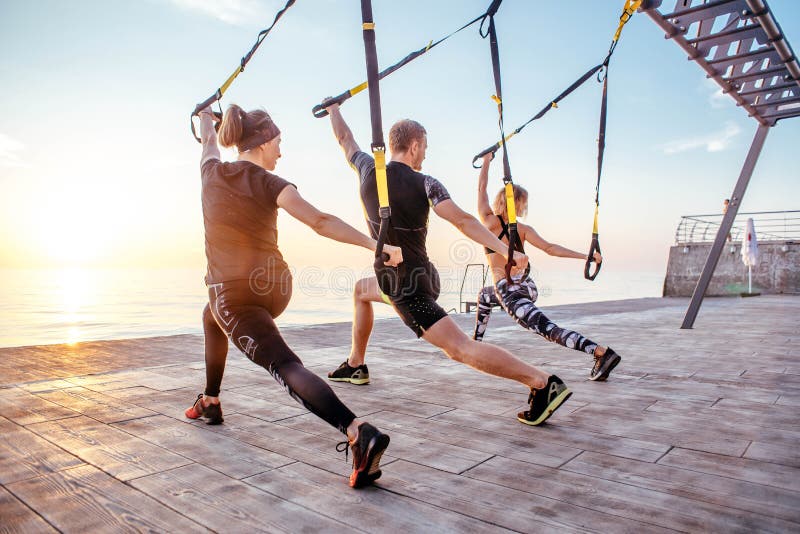 Grupp människor som har Trx utbildning royaltyfri fotografi Grupp människor som har Trx utbildning royaltyfri fotografi