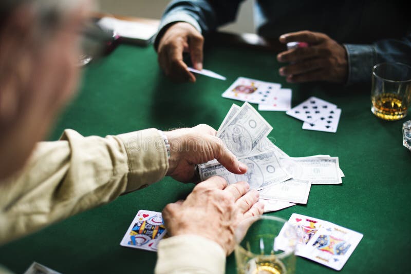 Grupp människor spelar dobblerikort arkivfoto Grupp människor spelar dobblerikort arkivfoto