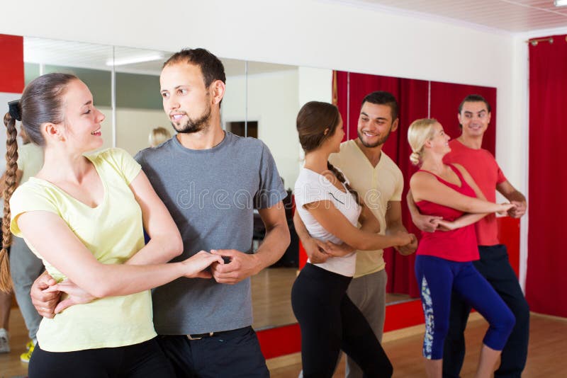 Grupp människordanssalsa i studio arkivbild Grupp människordanssalsa i studio arkivbild