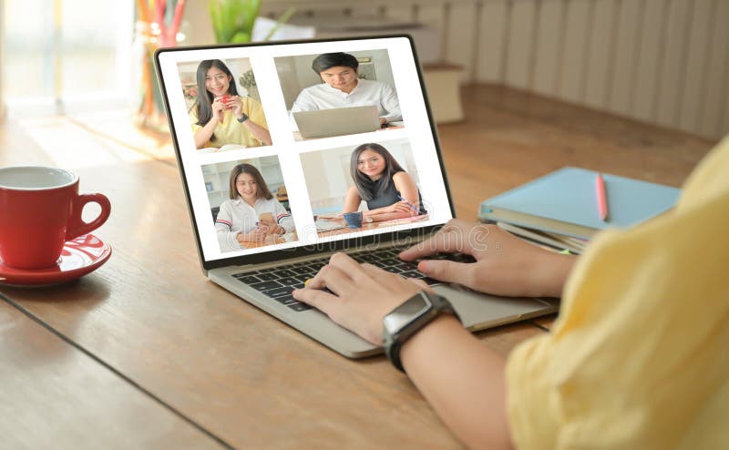 Grupp tonårsstudenter chattar online med ett videosamtal. de stannar hemma för att skydda sig mot viruset royaltyfria foton