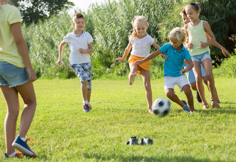 Kinder, Die Straßenfußball Spielen Stockbild - Bild von aktiv, jacken ...