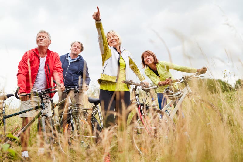 Gruppe aktive Senioren macht eine Fahrradfahrt