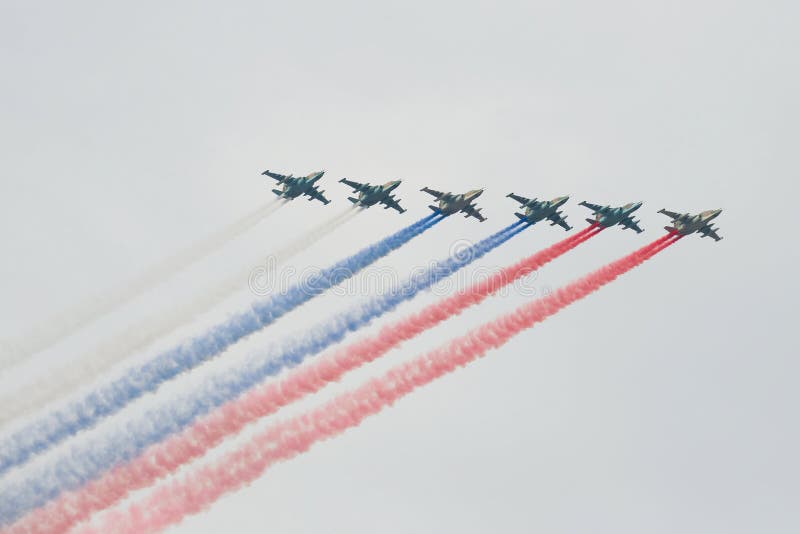 Gruppe Angriffsflächen Su-25 ` Turm ` mit Rauche in der Farbe der russischen Flagge Tag der russischen Marine lizenzfreie stockfotografie Gruppe Angriffsflächen Su-25 ` Turm ` mit Rauche in der Farbe der russischen Flagge Tag der russischen Marine lizenzfreie stockfotografie