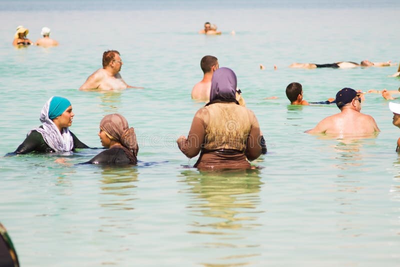 Gruppe arabische Frauen auf dem Strand lizenzfreie stockbilder Gruppe arabische Frauen auf dem Strand lizenzfreie stockbilder
