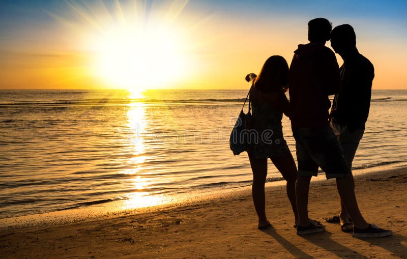 Gruppe beste Freunde, die Sonnenuntergang sprechen und genießen stockfotografie Gruppe beste Freunde, die Sonnenuntergang sprechen und genießen stockfotografie