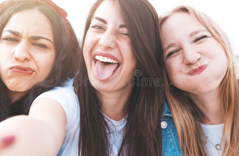 Gruppe beste Freunde nehmen im Urlaub ein selfie, das glückliche Freunde Spaß zusammen während der Reise, die ein Foto mit lustige lizenzfreies stockfoto