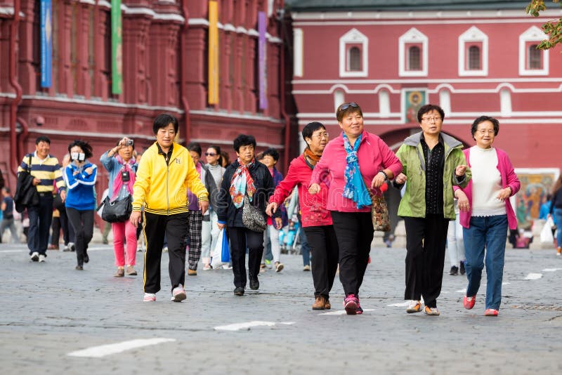 Gruppe chinesische Touristen auf dem Roten Platz stockbild Gruppe chinesische Touristen auf dem Roten Platz stockbild