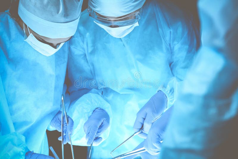 Gruppe Chirurgen bei der Arbeit beim Funktionieren am Krankenhaus Gesundheitswesen und Veterin?rkonzept lizenzfreies stockbild Gruppe Chirurgen bei der Arbeit beim Funktionieren am Krankenhaus Gesundheitswesen und Veterin?rkonzept lizenzfreies stockbild
