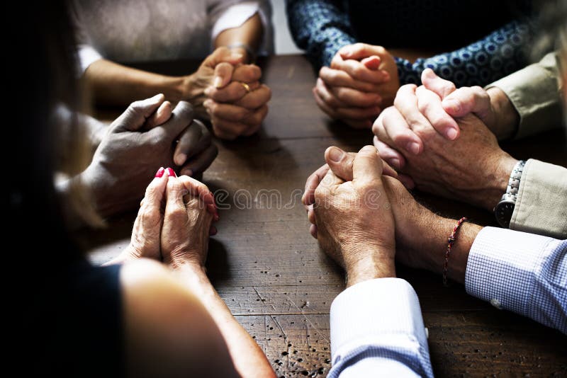 Gruppe christliche Leute beten zusammen