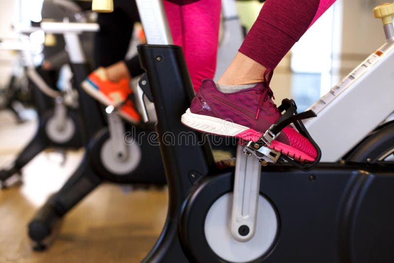 Gruppe des jungen d?nnen Frauentrainings auf Hometrainer in der Turnhalle Sport- und Wellnesslebensstilkonzept stockbilder Gruppe des jungen d?nnen Frauentrainings auf Hometrainer in der Turnhalle Sport- und Wellnesslebensstilkonzept stockbilder