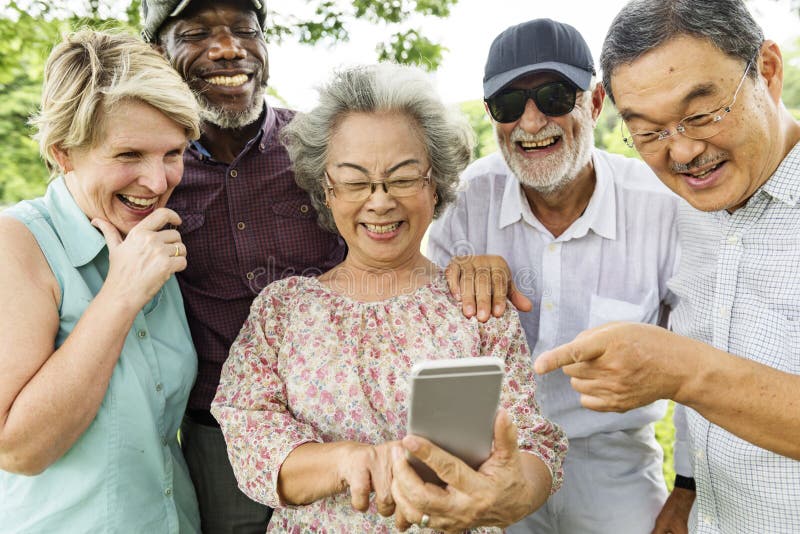 Gruppe des älteren Ruhestandes unter Verwendung des Digital-Lebensstil-Konzeptes stockfotografie Gruppe des älteren Ruhestandes unter Verwendung des Digital-Lebensstil-Konzeptes stockfotografie