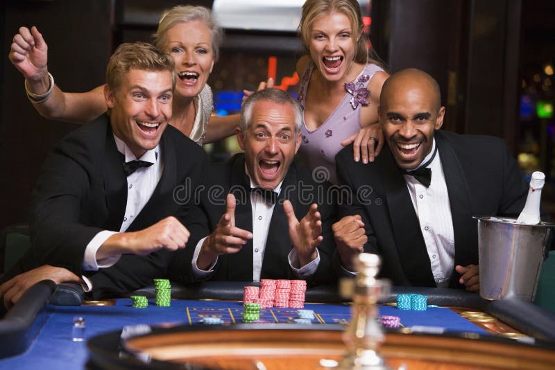 Gruppe, die Roulette spielt stockfotos Gruppe, die Roulette spielt stockfotos