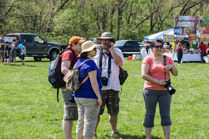 Fotograf, Frau Und Sonnenblumen Redaktionelles Stockfoto