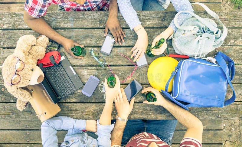 Gruppe Freunde, die Bier trinken und intelligente Mobiltelefone verwenden stockbilder Gruppe Freunde, die Bier trinken und intelligente Mobiltelefone verwenden stockbilder