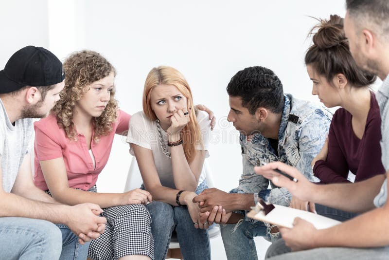 Gruppe Freunde, die in der Schule einem beunruhigten Mädchen helfen Einschüchterungsc stockfoto Gruppe Freunde, die in der Schule einem beunruhigten Mädchen helfen Einschüchterungsc stockfoto