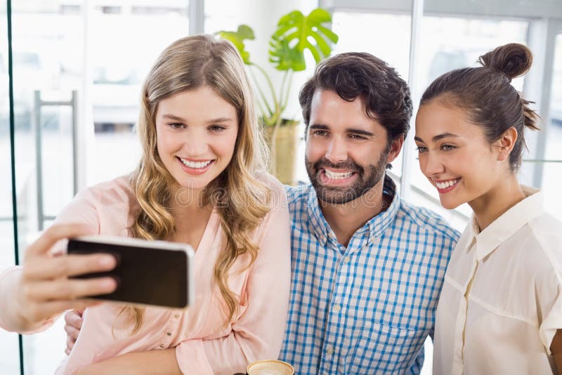 Gruppe Freunde, die ein Selfie nehmen lizenzfreies stockbild Gruppe Freunde, die ein Selfie nehmen lizenzfreies stockbild